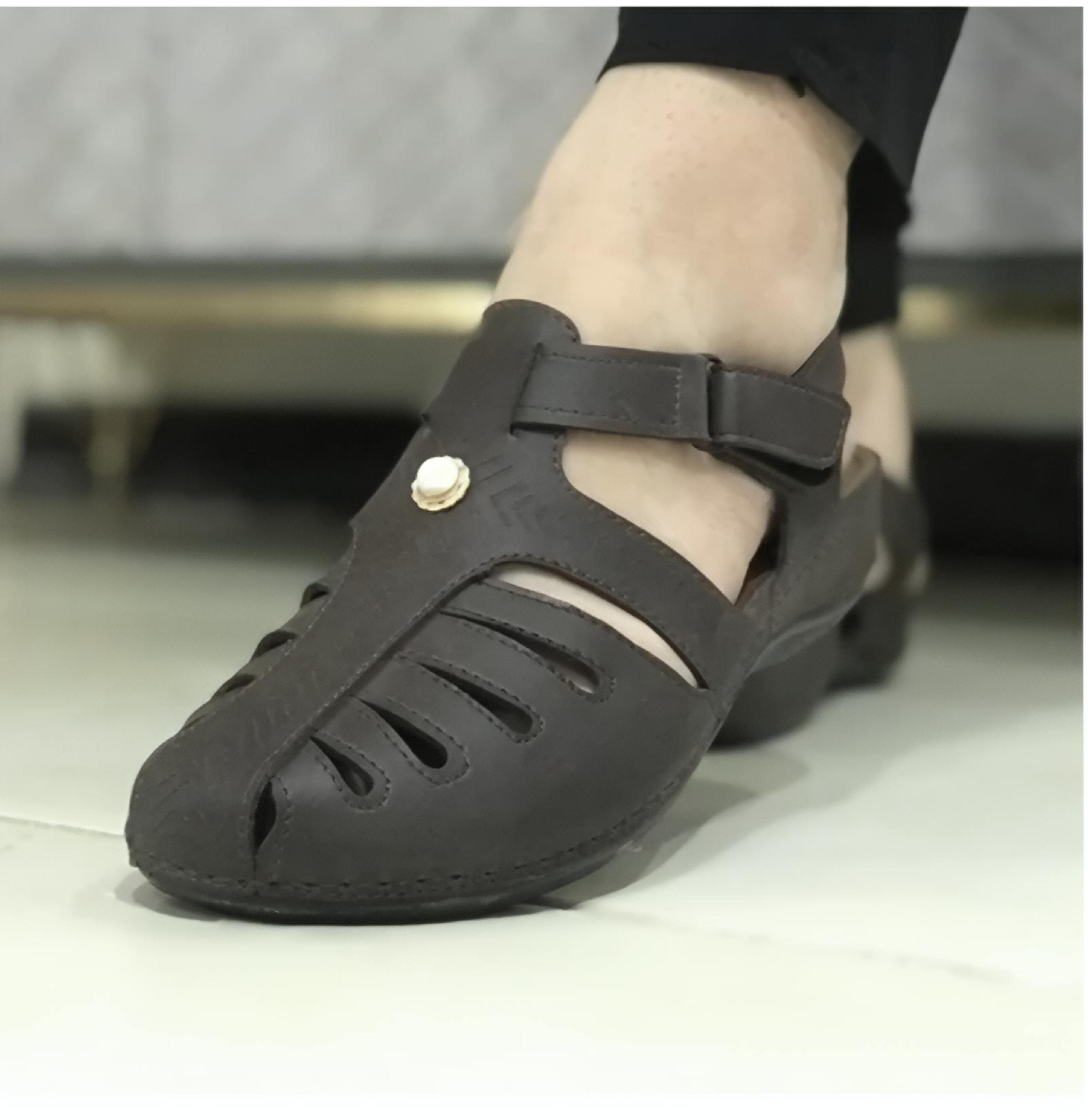 صندل دمپایی طبی زنانه رنگ مشکی و قهوه ای (در سایت بالنسیاگا نیوبالانس اسکیچرز هوکا)